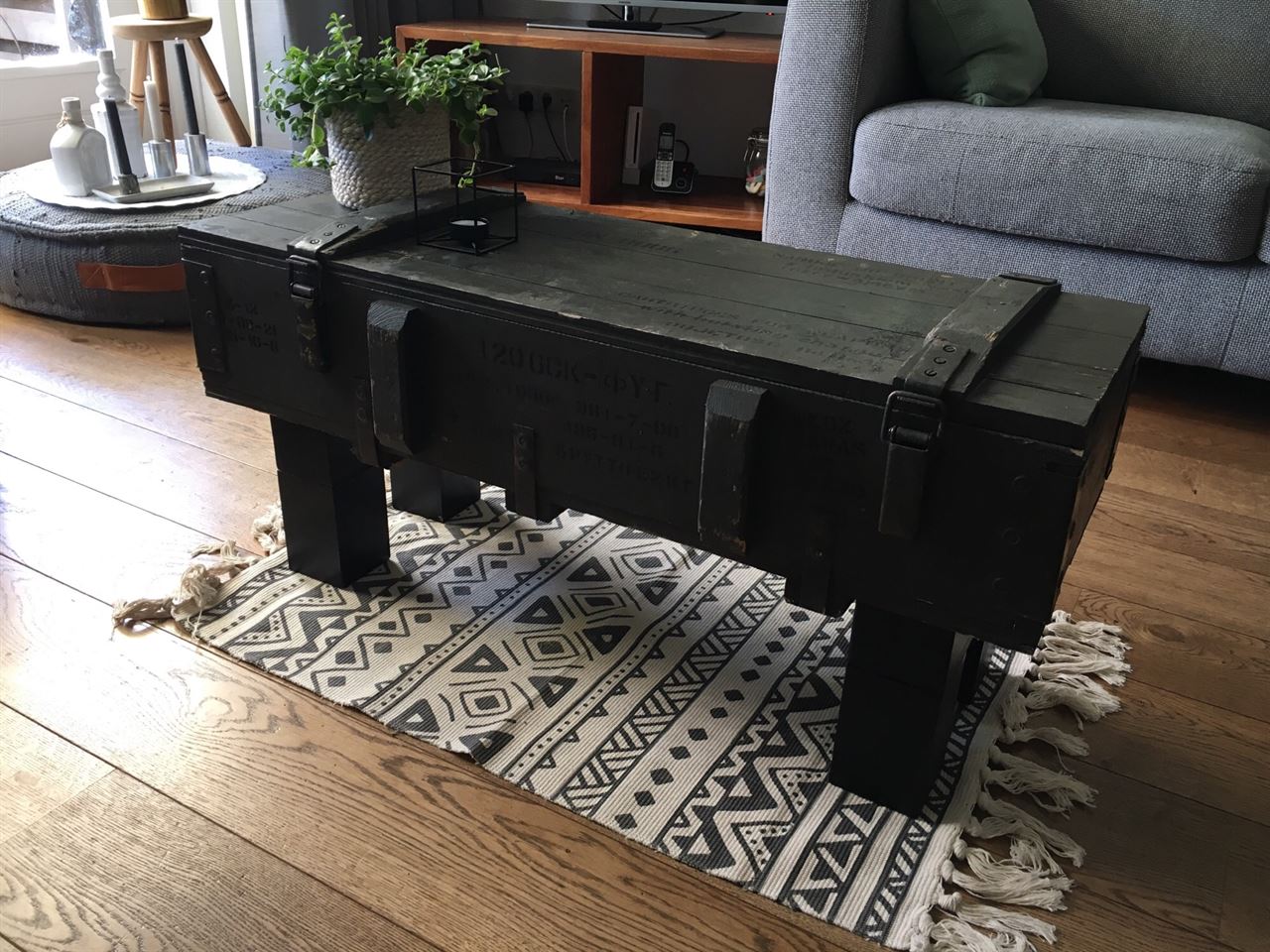 Legerkist salontafel. Legerkist salontafel.