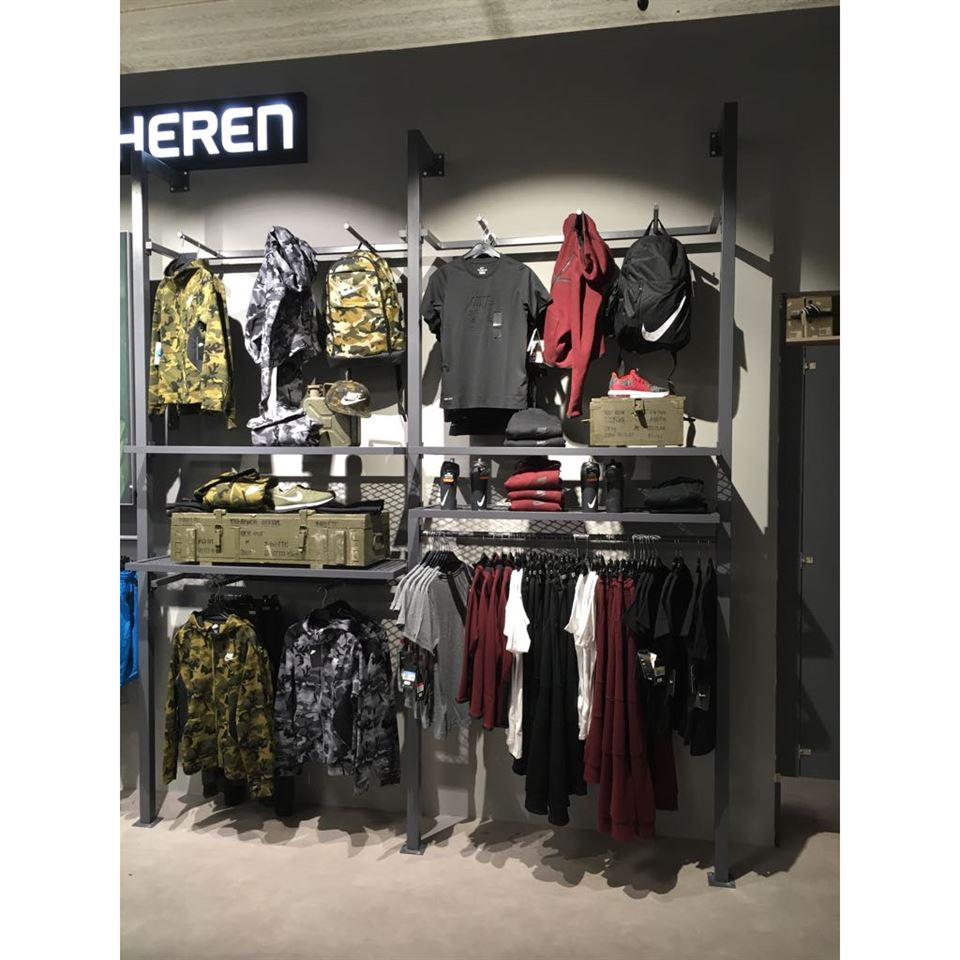 Legerkisten gebruikt in winkel. Legerkisten gebruikt in winkel.