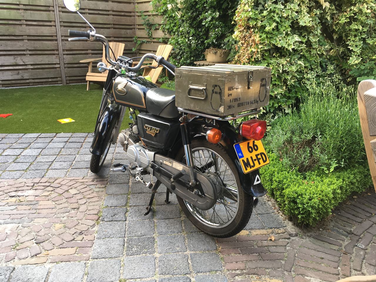 Legerkist gemonteerd op brommer. Legerkist gemonteerd op brommer.