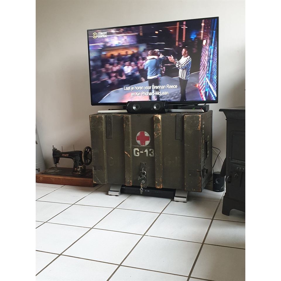 Legerkist gebruikt als tv meubel.