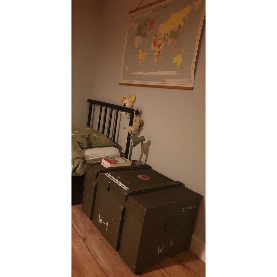 Legerkist gebruikt als nachtkast.