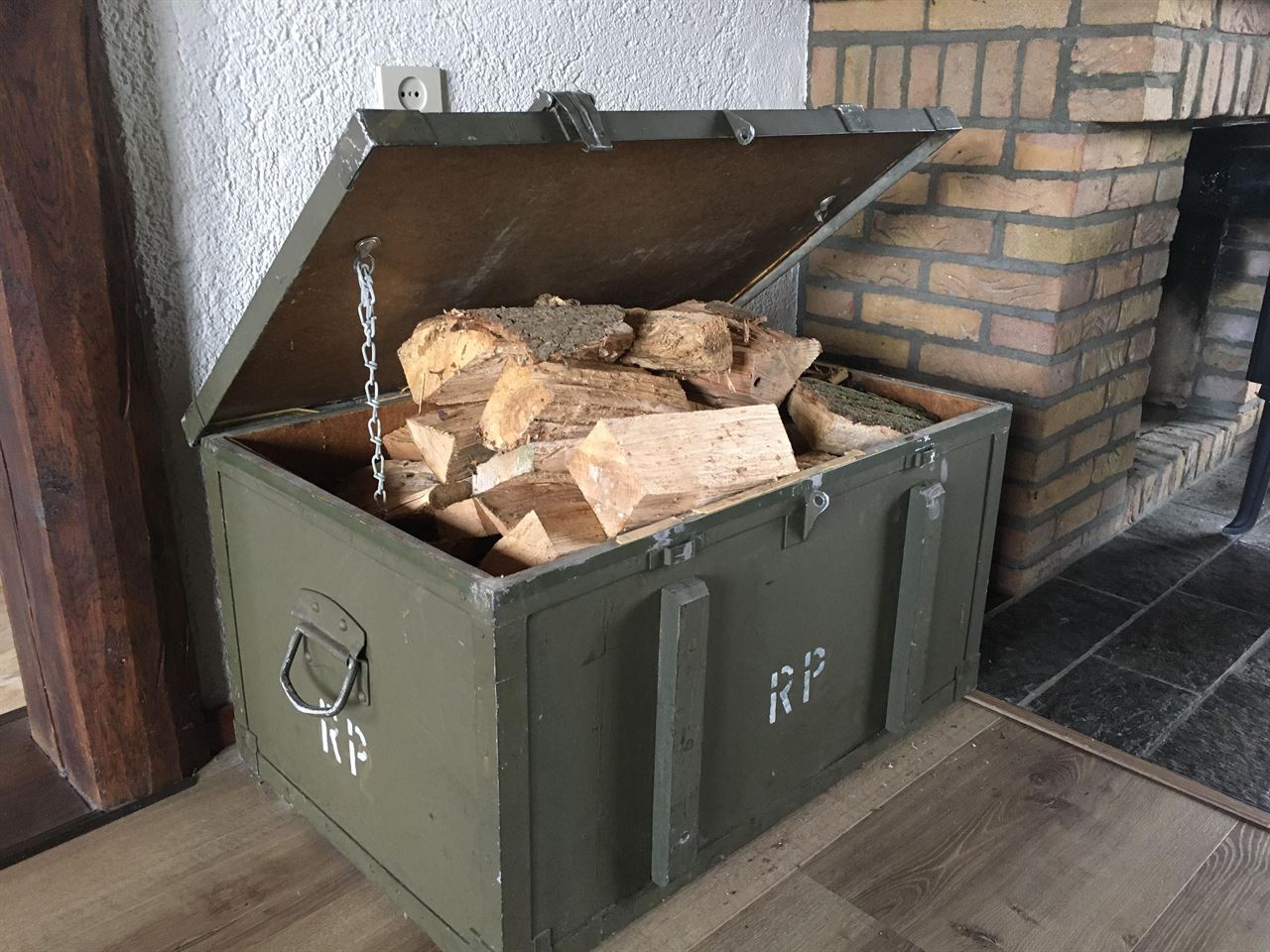 Legerkist gebruikt als hout opslag.