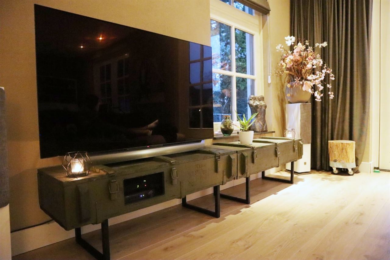 T.V. meubel gemaakt van 2 legerkisten.