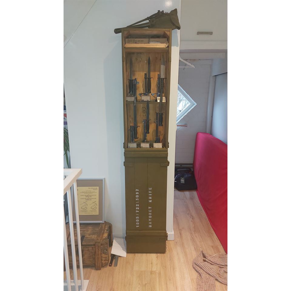 Legerkist 2m omgebouwd tot kast.