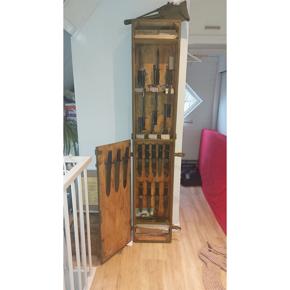 Legerkist 2m omgebouwd tot kast.