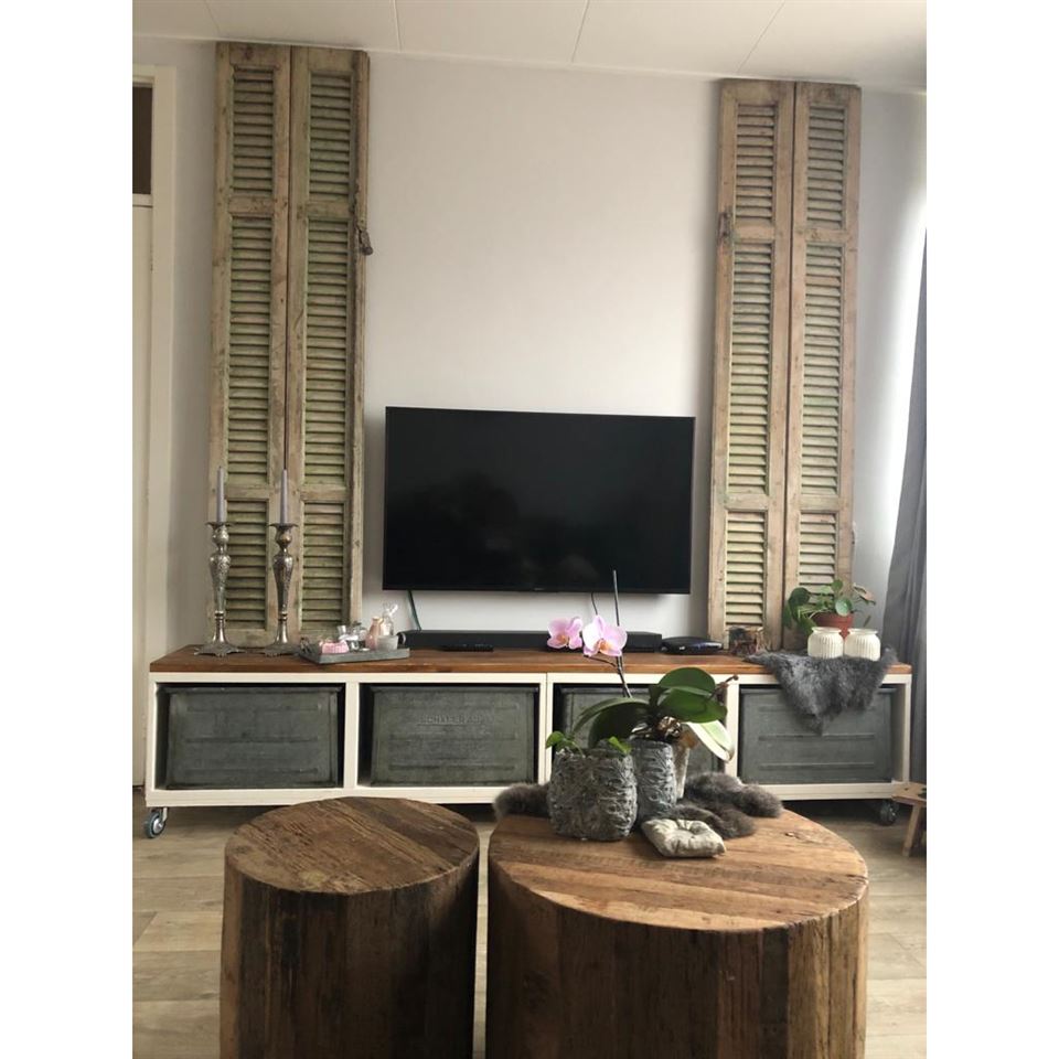 Zinken bakken + oude luiken. Zinken bakken + oude luiken.