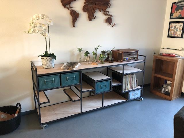 Gekleurde stalen bakken in kast.