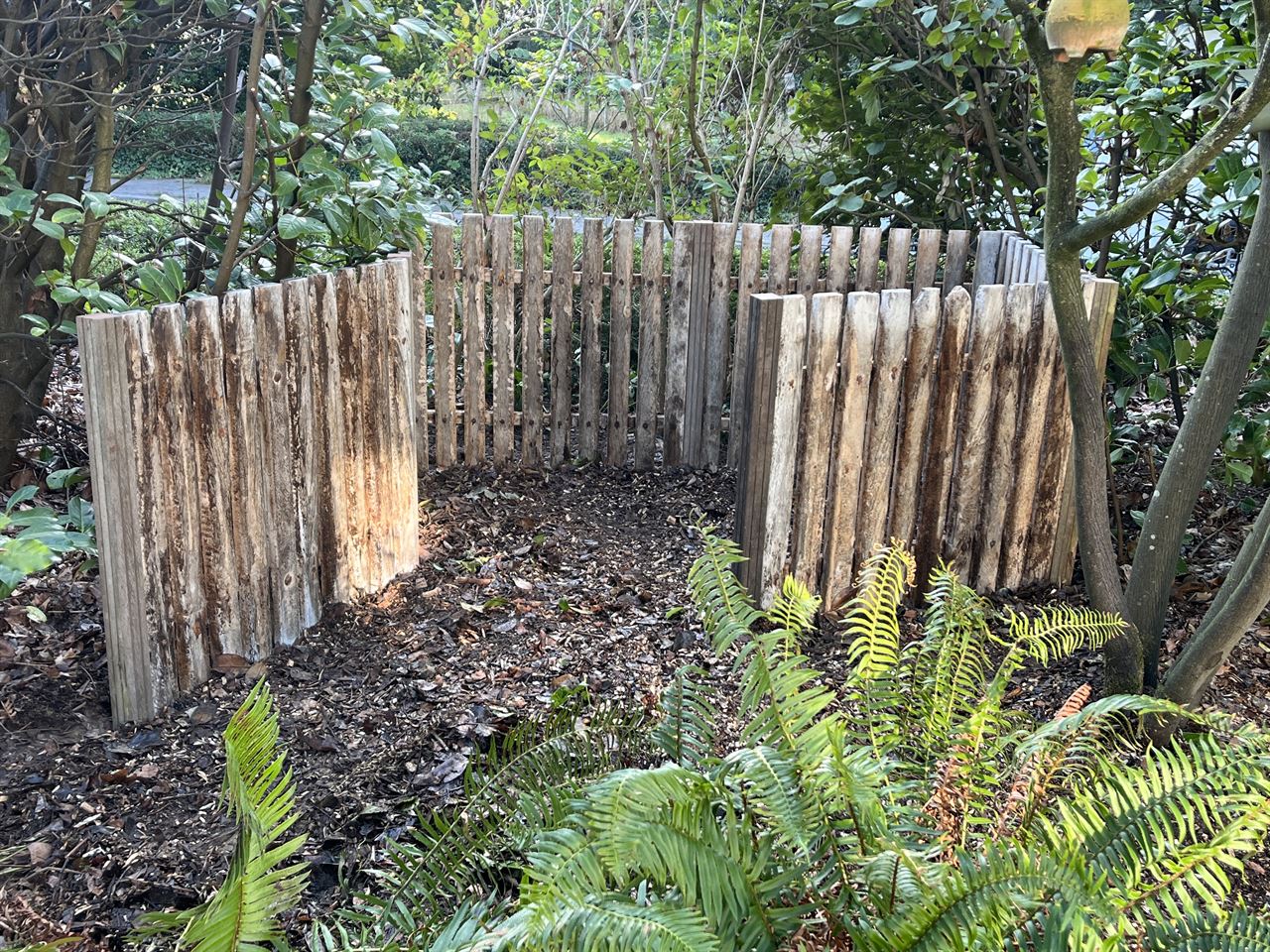 Compostbak gemaakt van stalroosters.