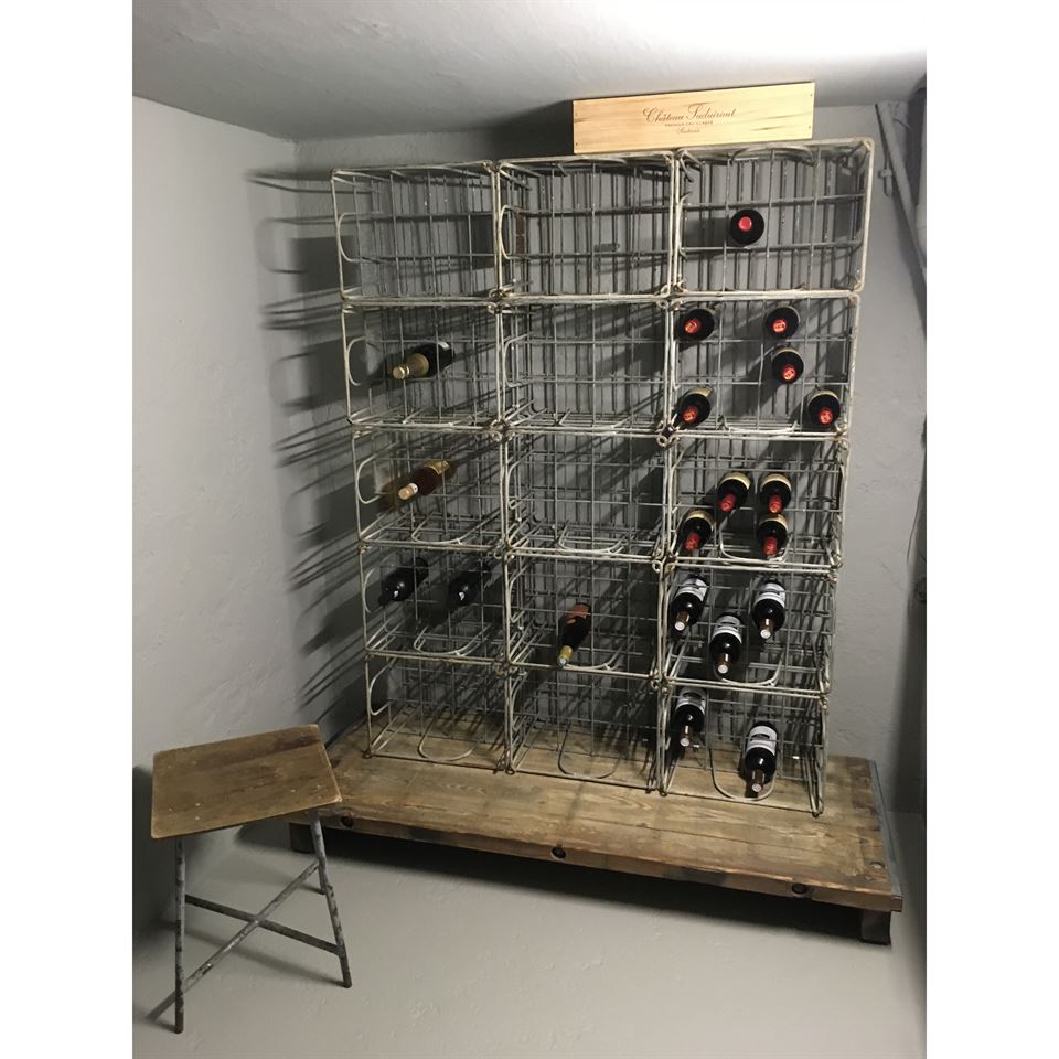 Wijnkast gemaakt van oude melkkratten.