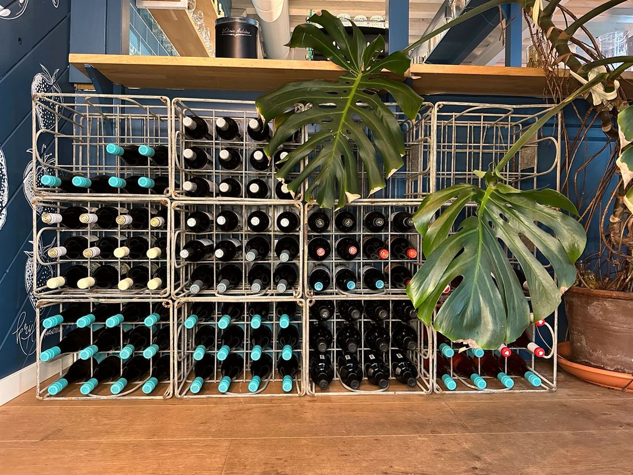 Wijnkast gemaakt van zinken melkkratten.