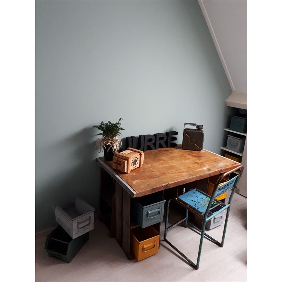 Bureau met jerrycan.