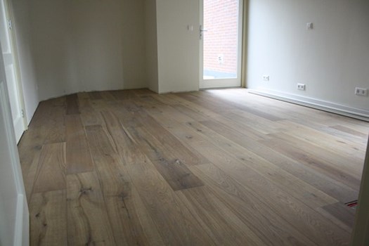 Fam. Huibers uit Bennekom. Lamel parket 14x189mm.. Onbehandeld gelegd en 2x na behandeld met Woca castle grey.