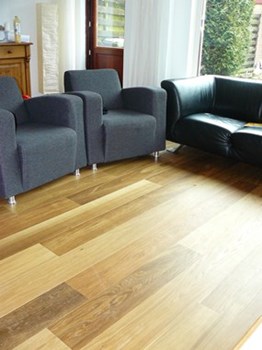 Fam. van Herwijnen uit Amersfoort. Lamel parket 14x189mm.. Gerookt & naturel geolied. Na behandeld met Osmo hardwax-olie mat.