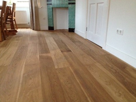 Fam. v/d Spek Apeldoorn.
 Lamelparket 0nbehandeld daarna zelf naturel geolied. 14x189mm.