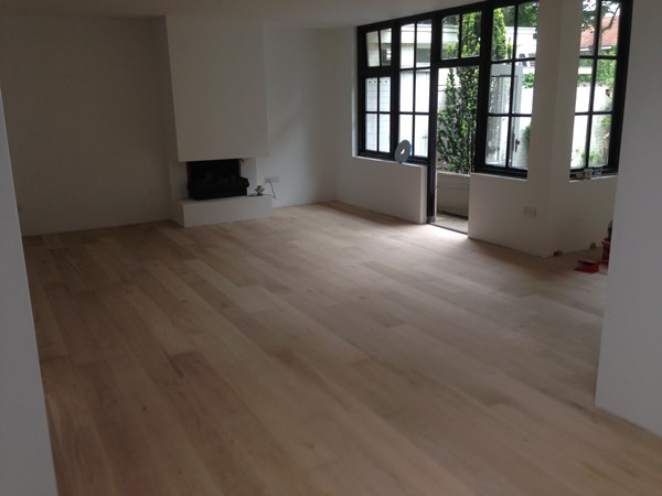 Fam. Visser uit Veenendaal.
Eiken lamel parket 14x190mm.
Onbehandeld gelegd.
Later is deze afgewerkt met Skylt van Rigostep. Fam. Visser uit Veenendaal.
Eiken lamel parket 14x190mm.
Onbehandeld gelegd.
Later is deze afgewerkt met Skylt van Rigostep.