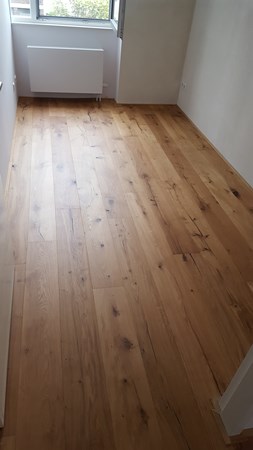 Fam. Payandeh uit Rijswijk.
Eiken lamel parket Nature 14x190 onbehandeld.
Afgewerkt met de Osmo mat 3062. Fam. Payandeh uit Rijswijk.
Eiken lamel parket Nature 14x190 onbehandeld.
Afgewerkt met de Osmo mat 3062.