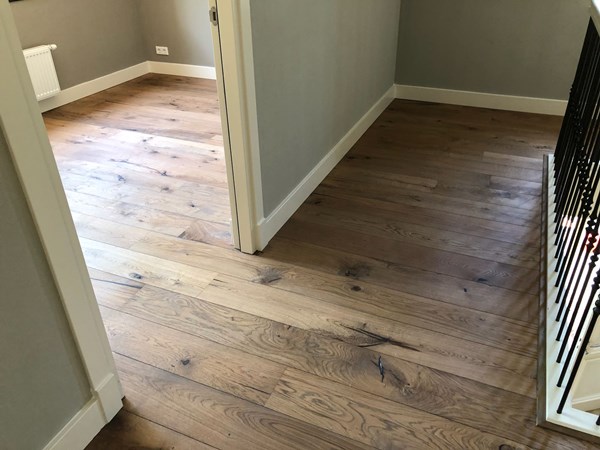 Fam. Mertens uit Renkum.
Eken lamelparket Nature 14x190mm.
Behandeld met de osmo Grafiet.
Afgewerkt met osmo 3062 mat.