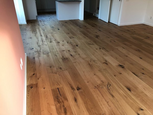 Fam Palland uit Utrecht.
Eiken lamelparket Nature 14x190mm.
2x behandeld met osmo 3062 mat.