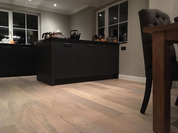 Fam. Bisschop uit Lobith.
Eiken lamelparket 14x190 gerookt en wit geolied.
Nabehandeld met de osmo mat 3062.
Gebruik gemaakt van Eigentijdse witte plinten 18 x 115.