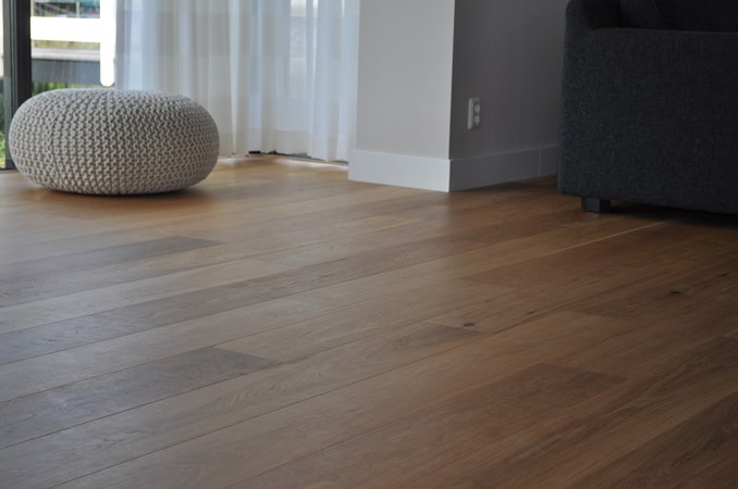 Fam. Dijkman uit Amersfoort.
Lamelparket 14x190mm. 
Naturel geolied. 
Na behandeld met Osmo mat / transparant 3062.   