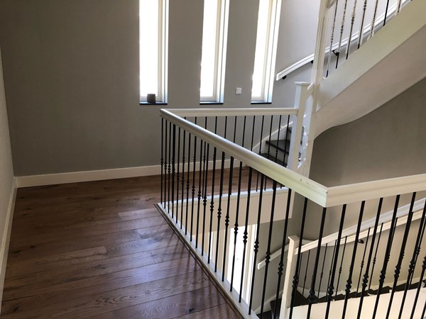 Fam. Mertens uit Renkum.
Eken lamelparket Nature 14x190mm.
Behandeld met de osmo Grafiet.
Afgewerkt met osmo 3062 mat.