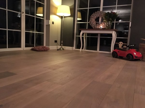 Fam. Bisschop uit Lobith.
Eiken lamelparket 14x190 gerookt en wit geolied.
Nabehandeld met de osmo mat 3062.
Gebruik gemaakt van Eigentijdse witte plinten 18 x 115.