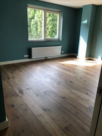 Fam. Mertens uit Renkum.
Eken lamelparket Nature 14x190mm.
Behandeld met de osmo Grafiet.
Afgewerkt met osmo 3062 mat.