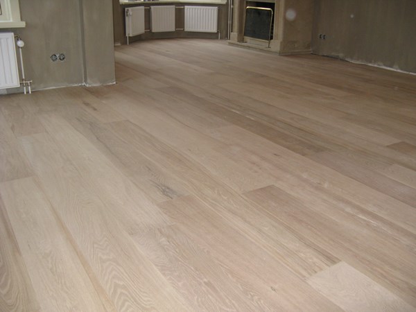 Fam. Mulder uit Achterberg. Lamel parket 14x189mm.. Onbehandeld gelegd. Later is deze alsnog afgewerkt met castle grey van Woca.