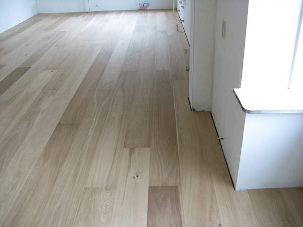 Fam. Roefofs uit Elst. 
Lamel parket 14x190mm.  Onbehandeld gelegd. Later is deze  afgewerkt met Skylt van Rigostep.