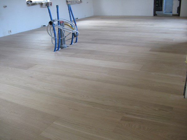 Fam. Roefofs uit Elst. 
Lamel parket 14x190mm.  Onbehandeld gelegd. Later is deze  afgewerkt met Skylt van Rigostep.