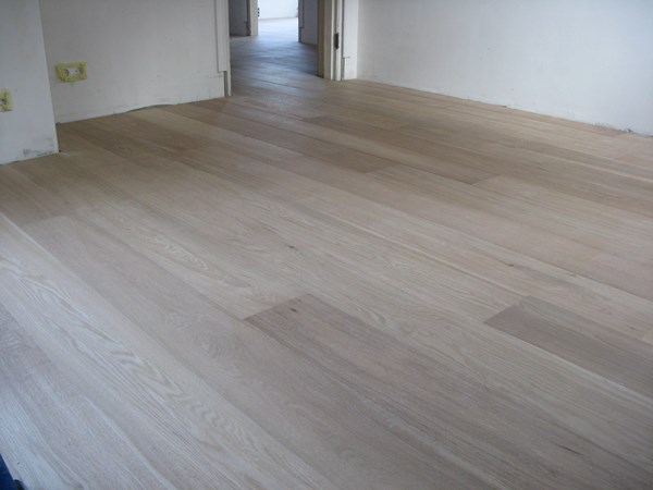 Fam. Roefofs uit Elst. 
Lamel parket 14x190mm.  Onbehandeld gelegd. Later is deze  afgewerkt met Skylt van Rigostep.