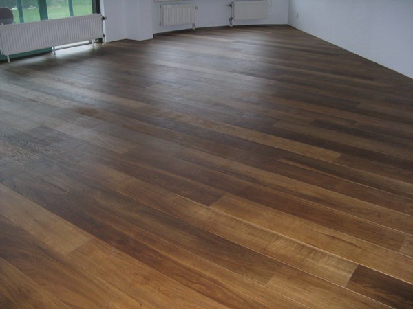 Fam. van Es uit Wageningen. 
Lamel parket vloer 15x190mm. 
Gerookt & naturel geolied.
Nabehandeld met Osmo mat 2062.