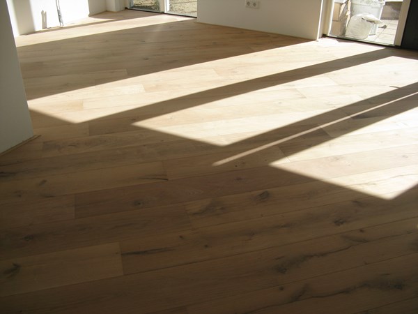 Fam. van Meggelen uit Ede. 
Lamel parket NATURE 14x190mm.  Onbehandeld gelegd. Later is deze  afgewerkt met olie Castle grey van Woca.