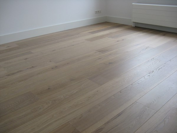 Fam. Meijers uit Rotterdam.
Lamelparket 14 x 190mm , wit geolied.
Na behandeld met Osmo hardwaxolie mat 3062.