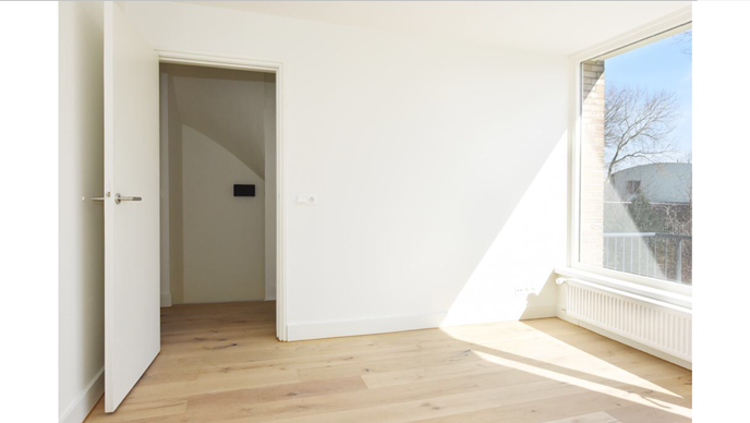 Claessens uit Breda.
Eiken lamelparket Nature 14x190mm.
1x behandeld met 3041 wit / natural van Osmo.
Afgewerkt met Osmo 3062 mat/transparant.
