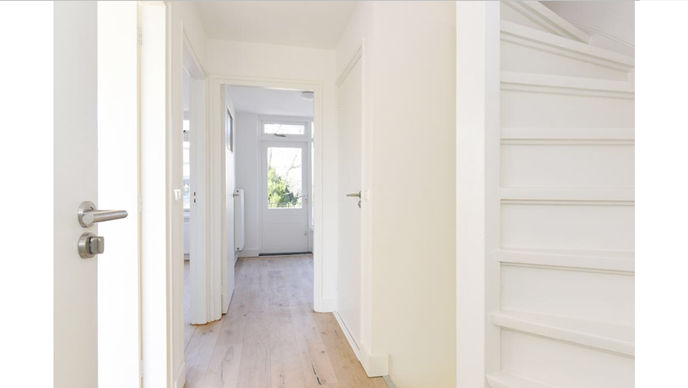 Claessens uit Breda.
Eiken lamelparket Nature 14x190mm.
1x behandeld met 3041 wit / natural van Osmo.
Afgewerkt met Osmo 3062 mat/transparant.