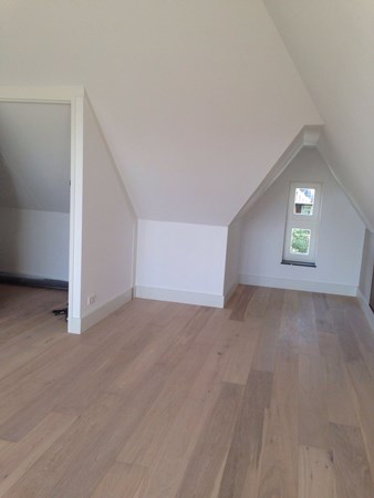 Fam. Meijers uit Rotterdam.
Lamelparket 14 x 190mm , wit geolied.
Na behandeld met Osmo hardwaxolie mat 3062.