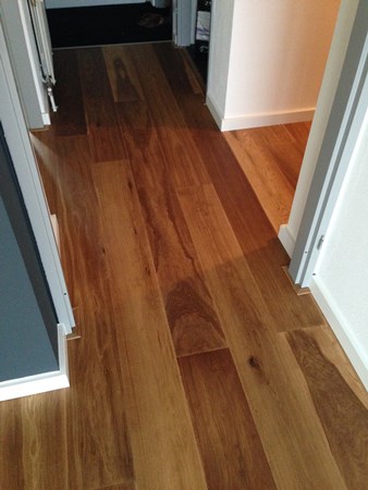 Lamelparket 14x190mm gerookt & naturel geolied.
Nabehandeld met Osmo mat / transparant 3062.
Mdf plinten gebruikt 18x70 gegrond en wit afgelakt ral 9010.
Fam. Janse uit Wageningen.
Zelf gelegd, top gedaan.