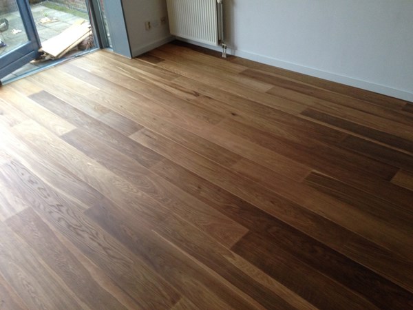 Lamelparket 14x190mm gerookt & naturel geolied.
Nabehandeld met Osmo mat / transparant 3062.
Mdf plinten gebruikt 18x70 gegrond en wit afgelakt ral 9010.
Fam. Janse uit Wageningen.
Zelf gelegd, top gedaan.