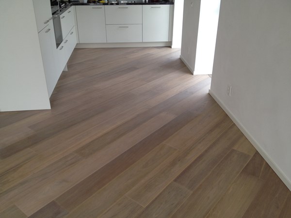 Fam. Biermans uit Amsterdam.
Lamel 14x190 gerookt en wit geolied.
Afgewerkt met Osmo mat / transparant 3062