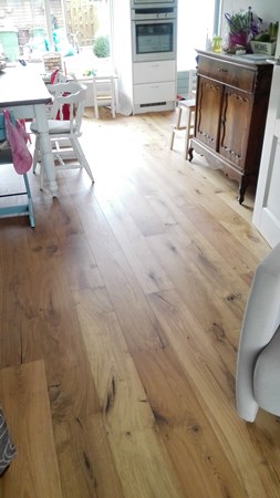Fam. Oosterbeek uit Veenendaal.
Eiken lamelparket Nature 14x190mm.
2x behandeld met de osmo hardwax-olie mat/transparant 3062.
Fam. Oosterbeek uit Veenendaal.
Eiken lamelparket Nature 14x190mm.
2x behandeld met de osmo hardwax-olie mat/transparant 3062.