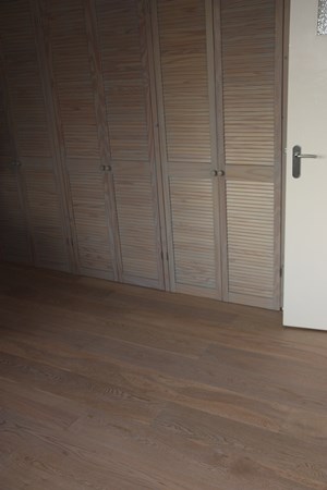 Fam. Silva uit Abcoude.
lamelparket 15x190mm. 
Wit geolied.