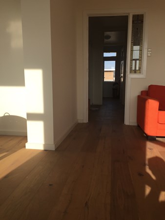 Fam. van Burggraaf uit Amsterdam. 
Lamel parket NATURE 14x190mm.   
Castle Grey geolied , van Woca.