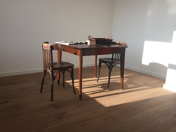 Fam. van Burggraaf uit Amsterdam. 
Lamel parket NATURE 14x190mm.   
Castle Grey geolied , van Woca.