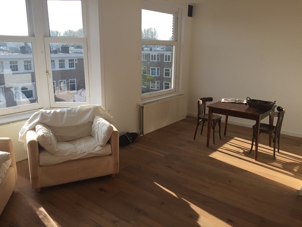 Fam. van Burggraaf uit Amsterdam. 
Lamel parket NATURE 14x190mm.   
Castle Grey geolied , van Woca.