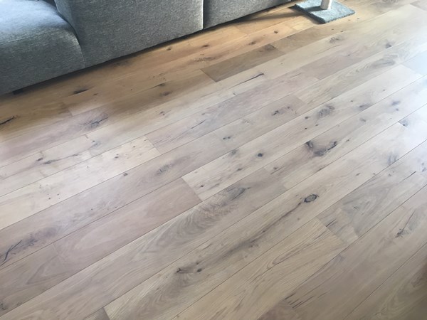 Fam. Boogaard.
Eiken lamel parket Nature 14x190.
Behandeld met osmo 3041 en afgewerkt met 3062 mat.
