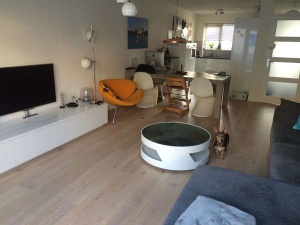 Fam. Eland uit Delfgauw.
Eiken lamelparket 14 x 190mm , wit geolied.
Nabehandeld met Osmo hardwaxolie mat 3062.