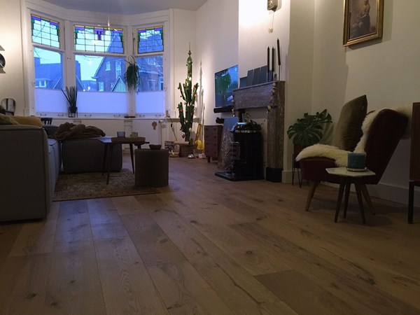 Fam. Moor uit Vlaardingen.
Eiken lamelparket Nature 14x190mm.
2x behandeld met Castle Grey van Woca.