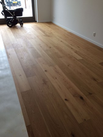 Fam. van Rheenen uit Amsterdam.
Eiken lamel parket 14x190mm naturel geolied.
Na behandeld met osmo mat transparant 3062.