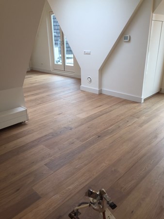 Fam. Groosjohan uit Amsterdam.
Lamelparket 14 x 190mm , gerookt & wit geolied.
Nabehandeld met Osmo hardwaxolie mat 3062.